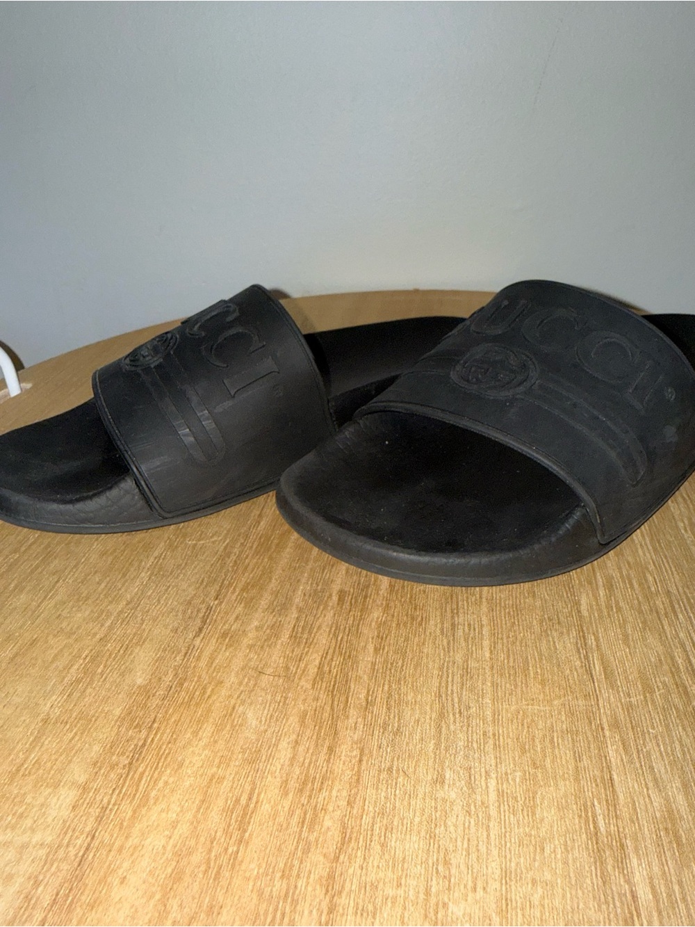 Gucci Black Embossed Logo Rubber Slide Sandals - Picture 2 of 4